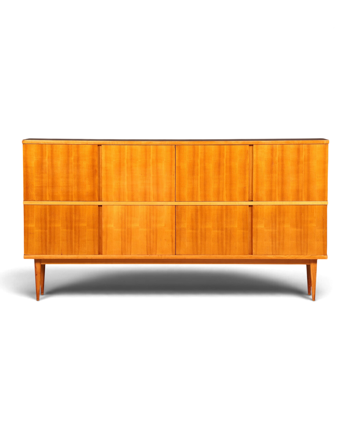 Hauptstadt Möblerei Mid Century Highboard aus hellem Echtholz mit acht Türen und konischen Beinen im 60er Jahre Stil