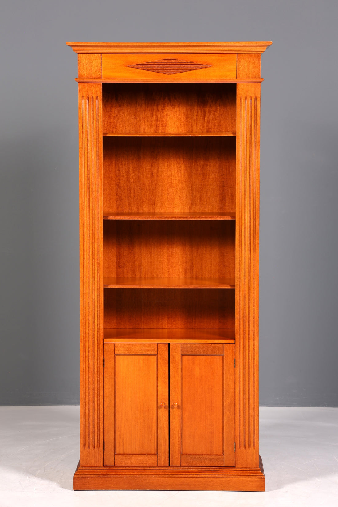 Magnifique bibliothèque de style anglais, meuble en bois de cerisier, rangement pour livres ancien des années 1960