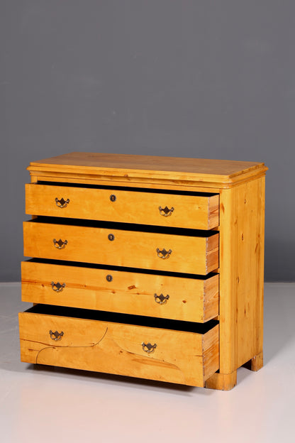Élégante commode antique en bois tendre, commode à tiroirs, garnitures en laiton, bois massif vintage