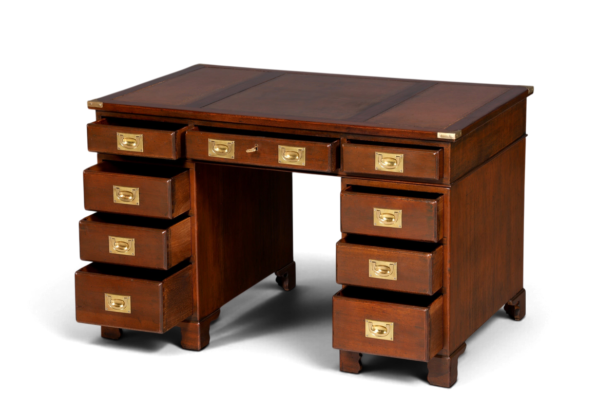 Hauptstadt Möblerei englischer Military Chest Schreibtisch aus Holz mit brauner Lederauflage und Messingbeschlägen