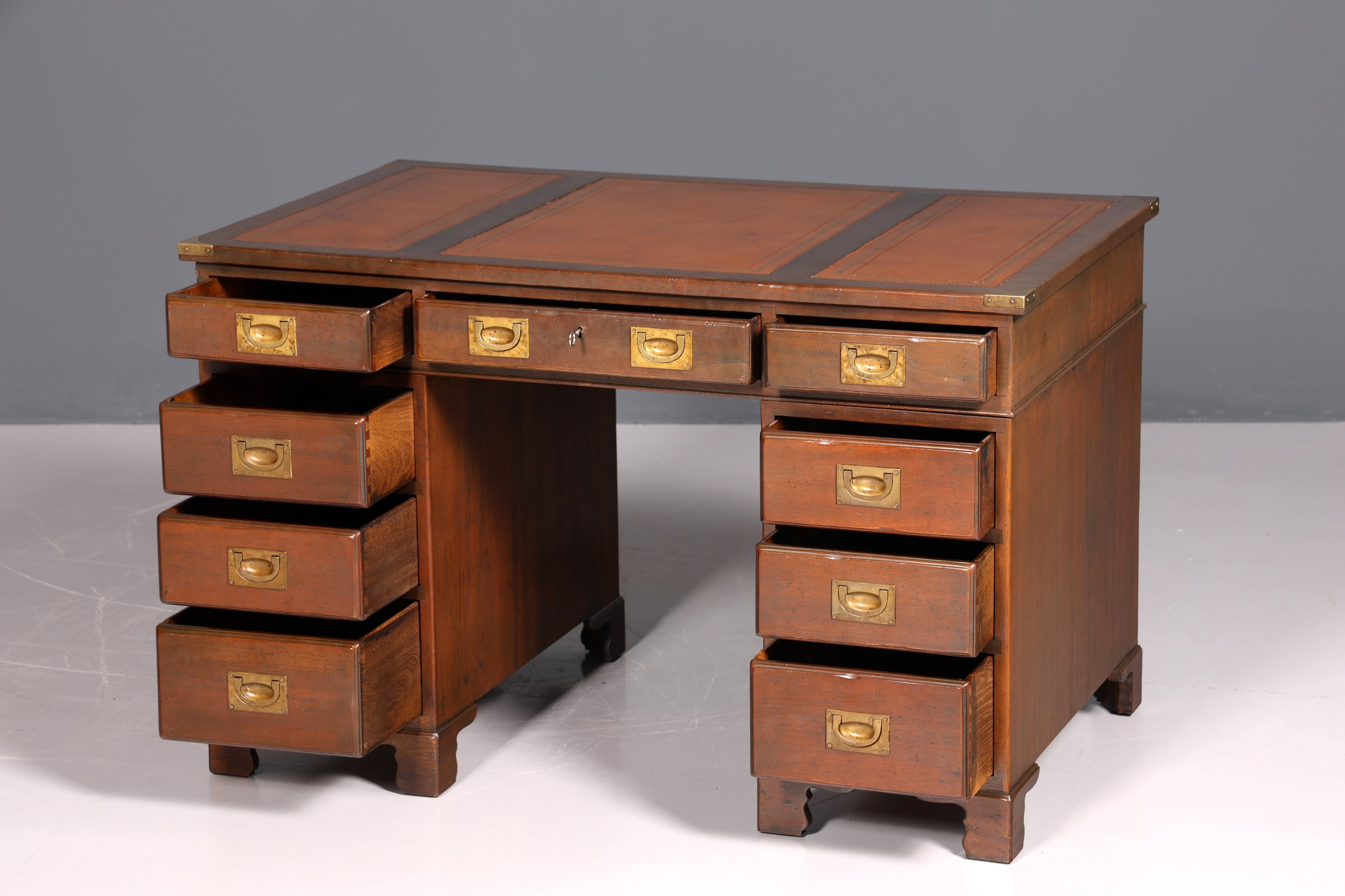 Bureau maritime onirique, bureau militaire anglais, table de bureau avec plateau en cuir véritable