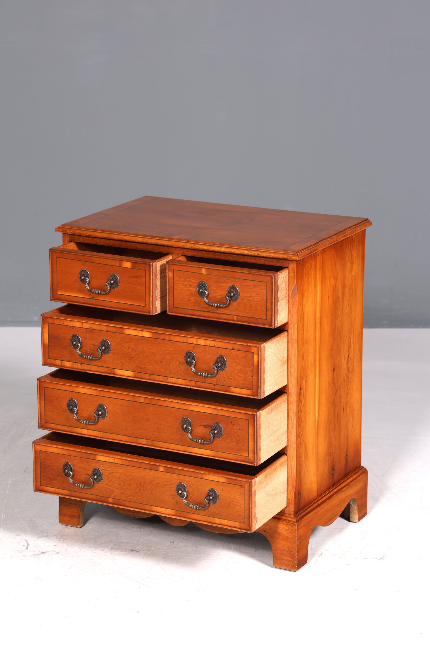 Commode anglaise en if, style rêveur, bois véritable, antiquité des années 1960