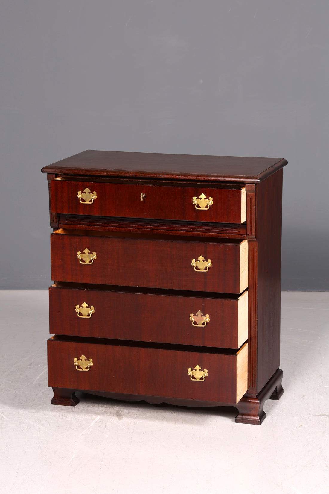 Noble commode anglaise en acajou, commode à tiroirs des années 60, buffet, commode à linge vintage