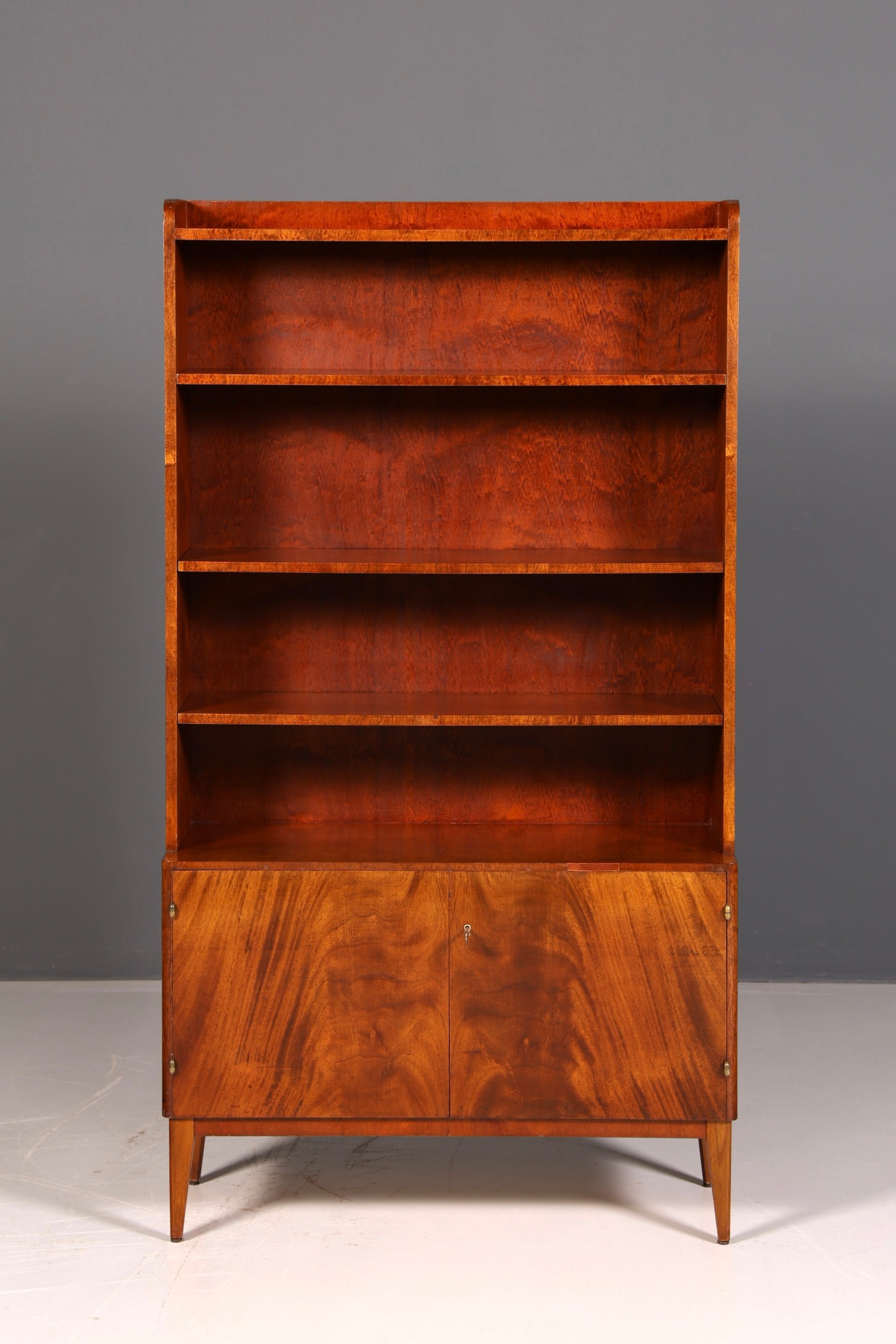 Bibliothèque simple de style Mid-Century, meuble de rangement Danish Design en noyer, vintage rétro des années 60, en bois