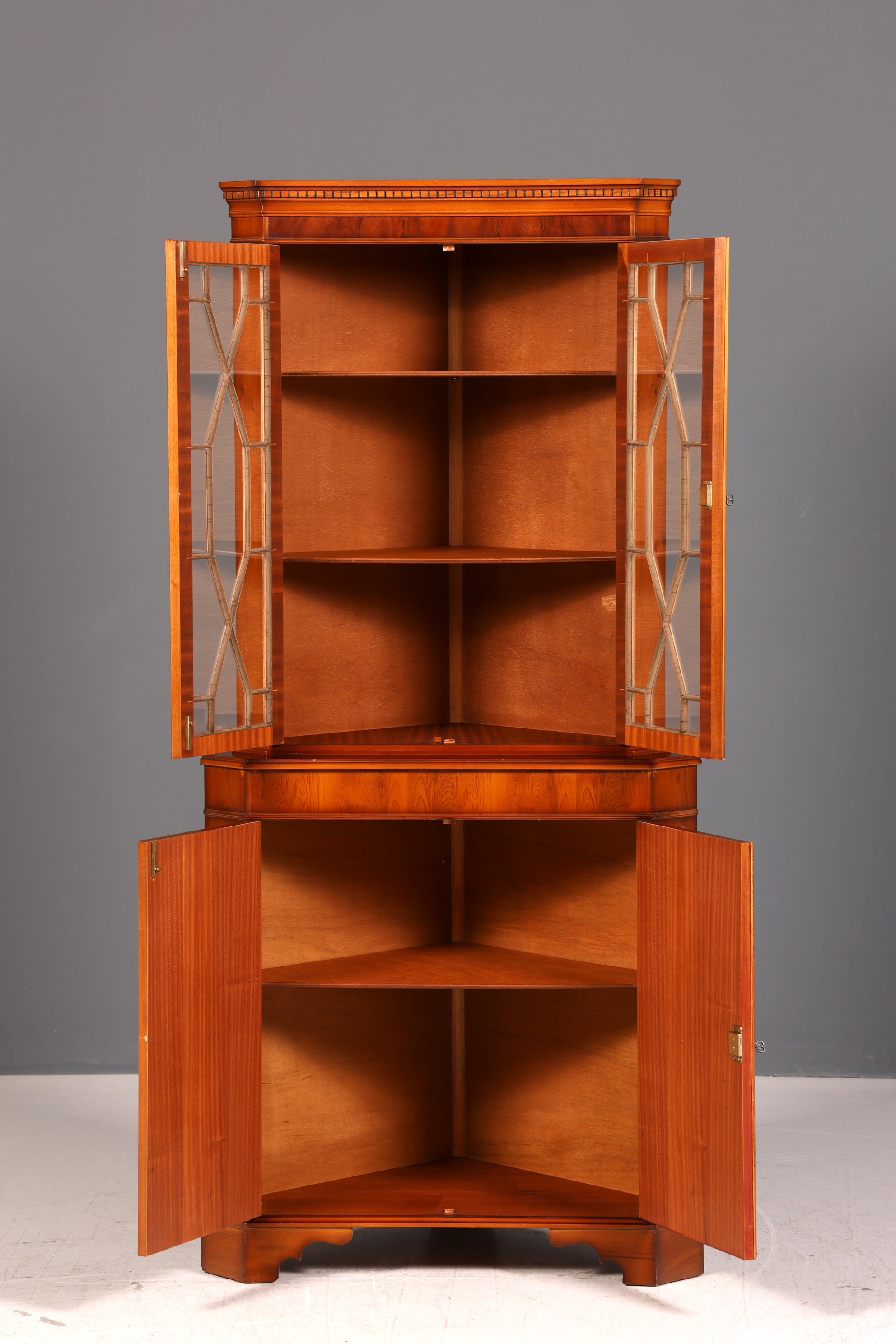 Wunderschöne Englische Eckvitrine 60s Echt Holz Schrank Eckschrank Glasvitrine Vitrine Vintage