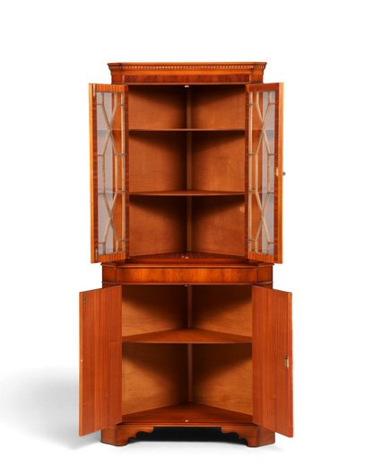 Hauptstadt Möblerei englische Eckvitrine aus massivem Holz im 60er Jahre Stil mit verglasten Türen und Stauraum