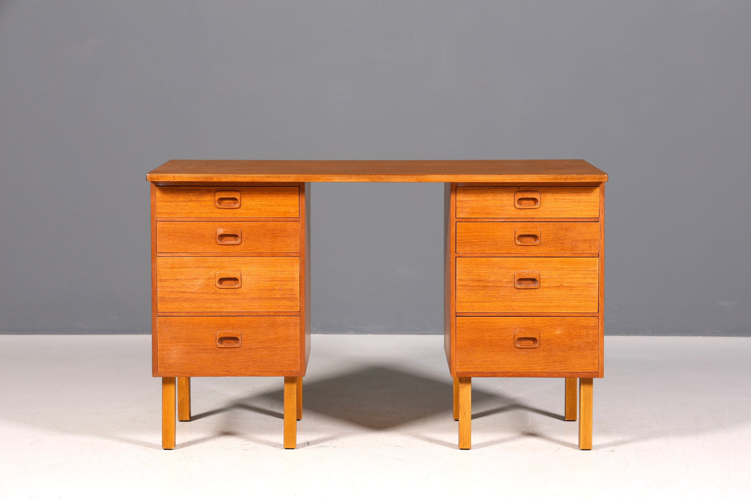 Magnifique bureau vintage de style danois, design des années 50, en bois de teck.