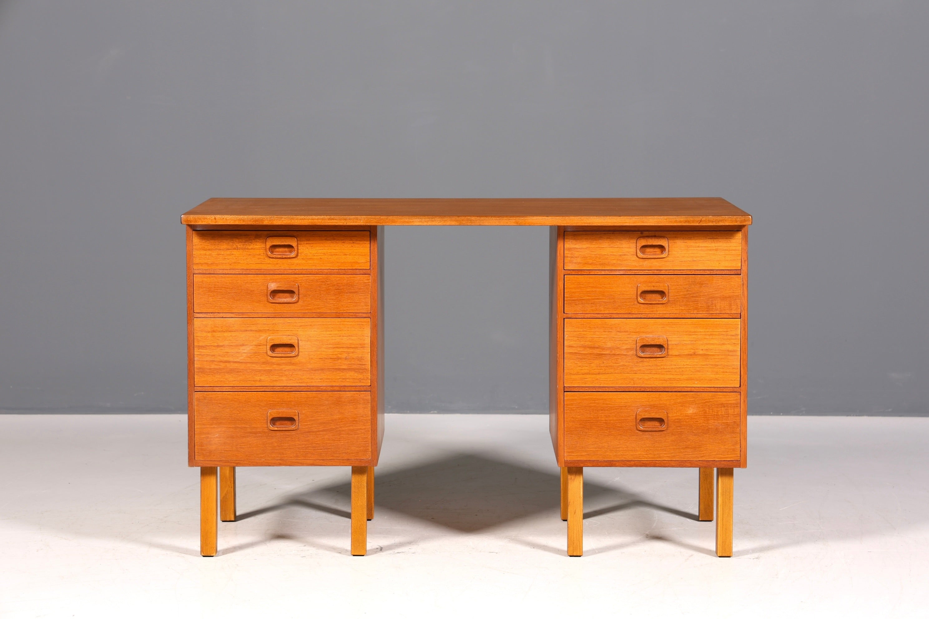 Magnifique bureau vintage de style danois, design des années 50, en bois de teck.
