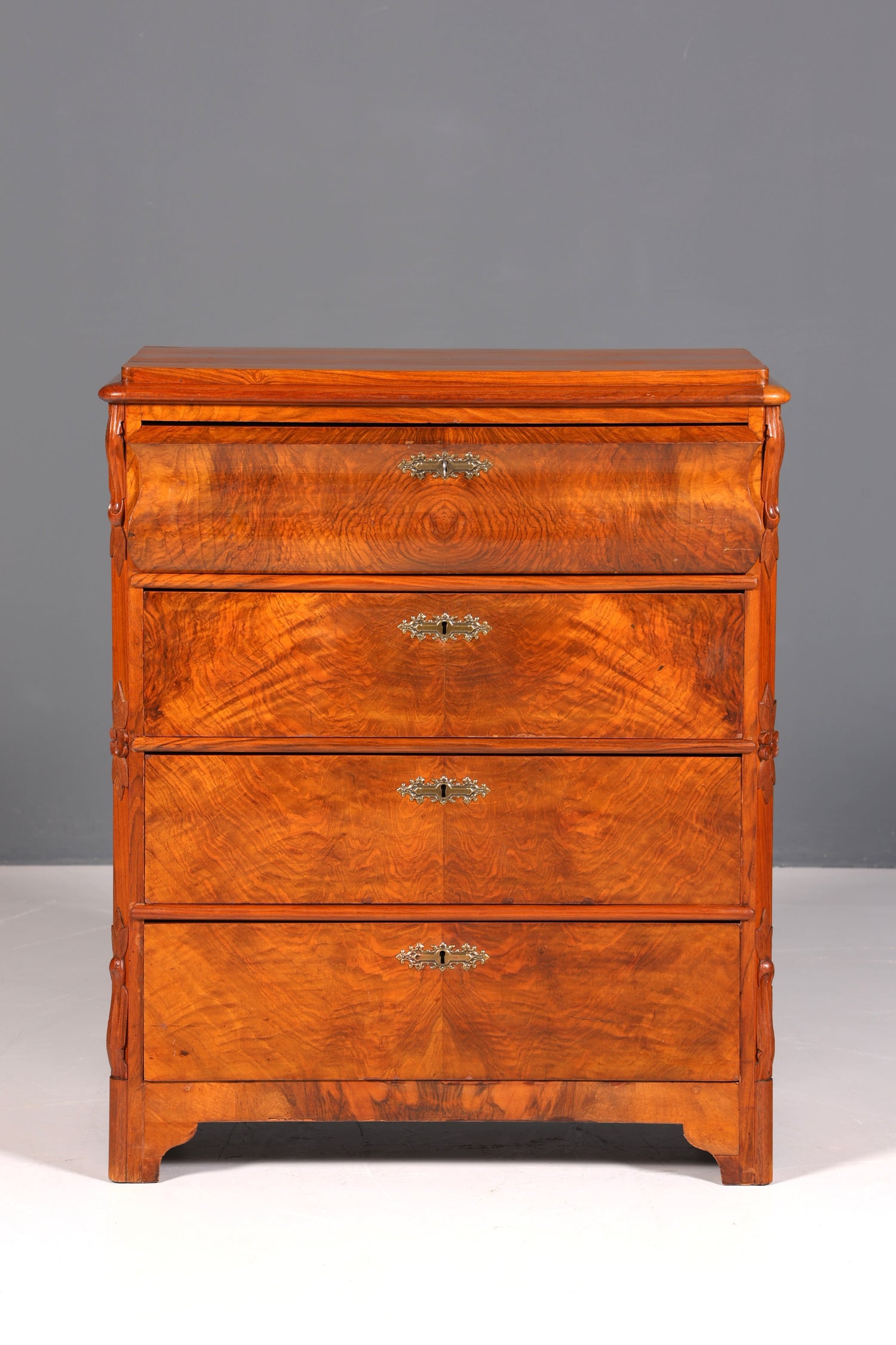 Beautiful Louis Philippe chest of drawers, walnut, Biedermeier style, circa 1890
