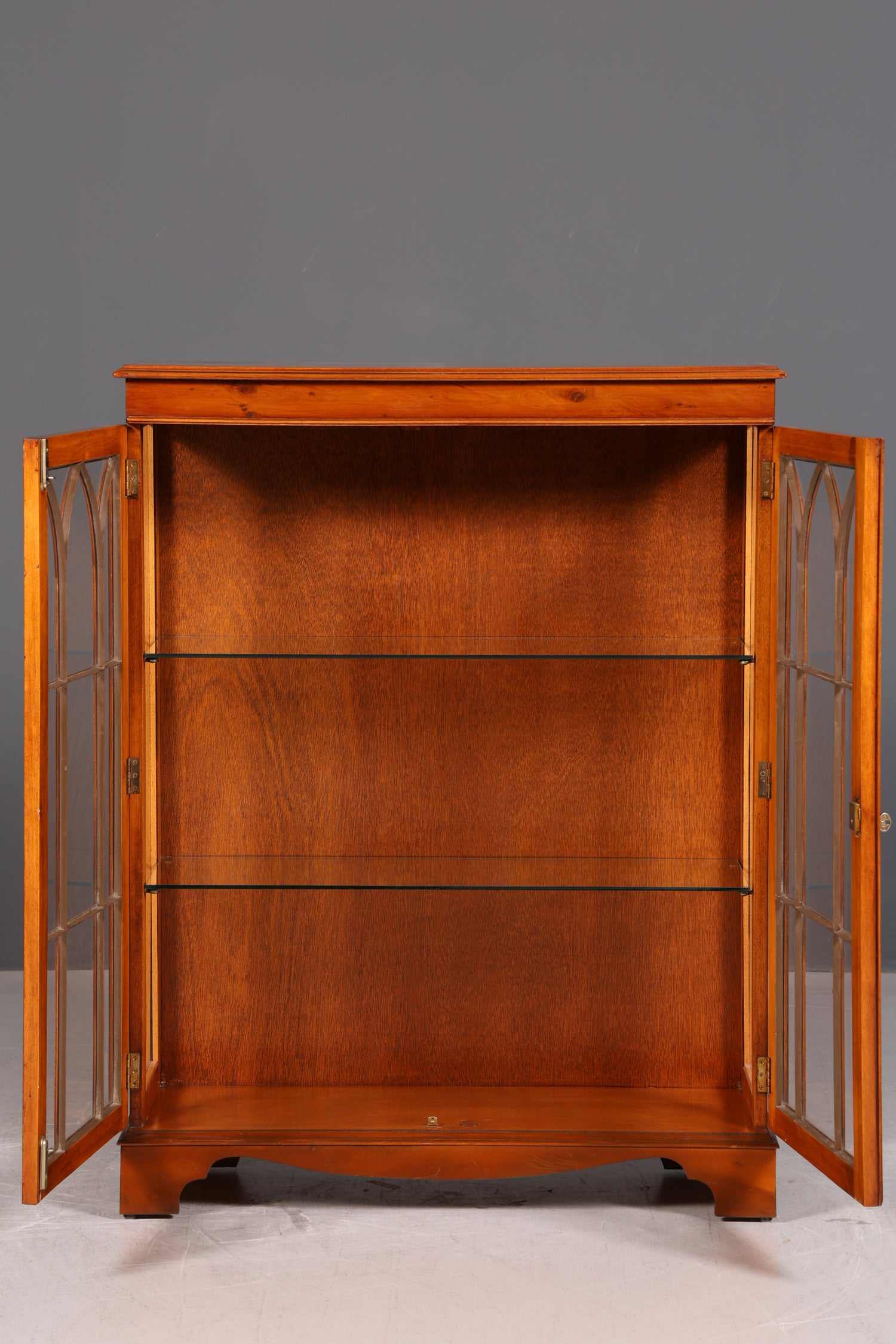 Traumhafte Englische Vitrine Bücherschrank Glasvitrine Antik 60s Eibe Vitrinenschrank Schrank Vintage