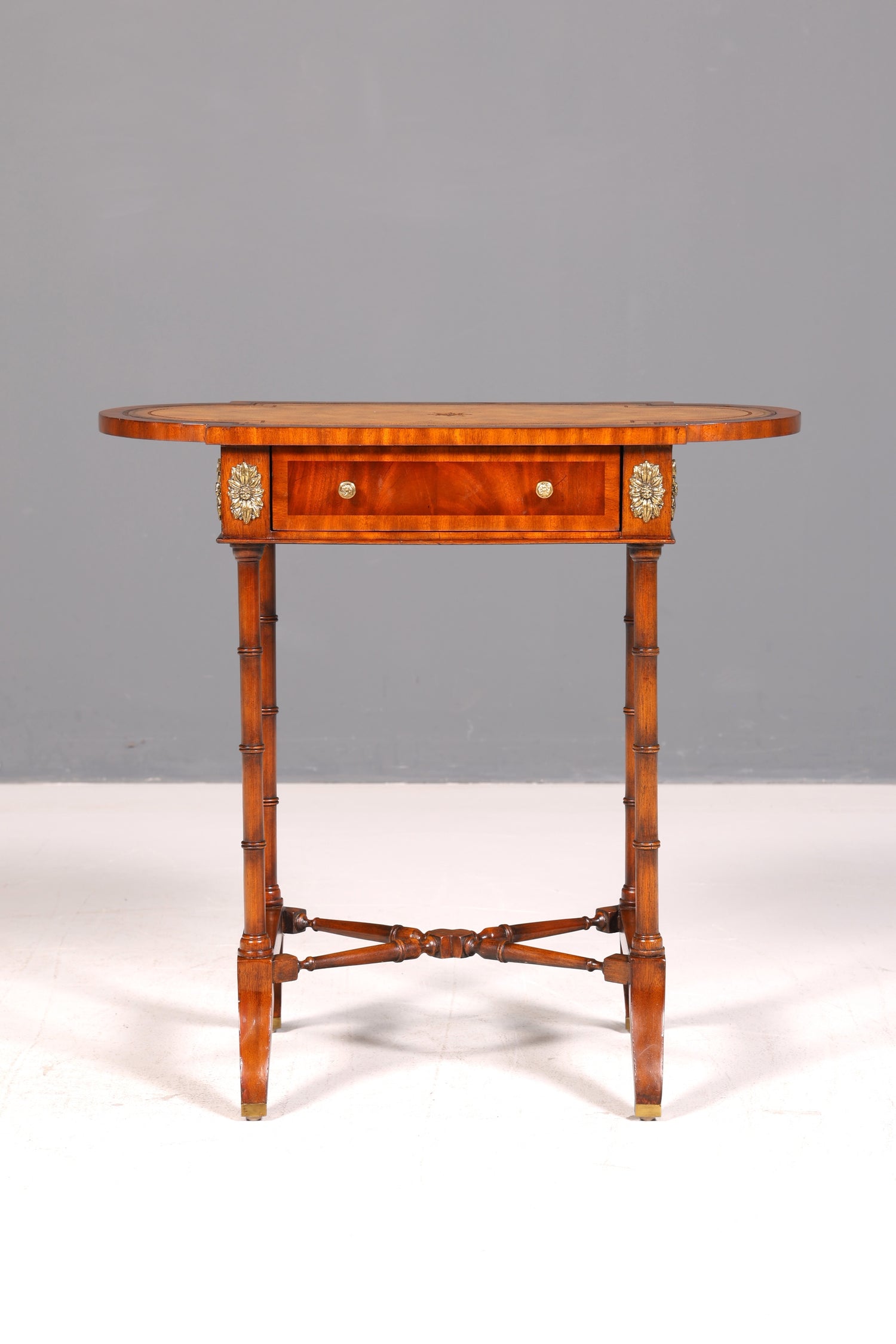 Edler Louis XV Beistelltisch Arthur McMillan Barock Stil Ablagetisch Echt Leder Antik