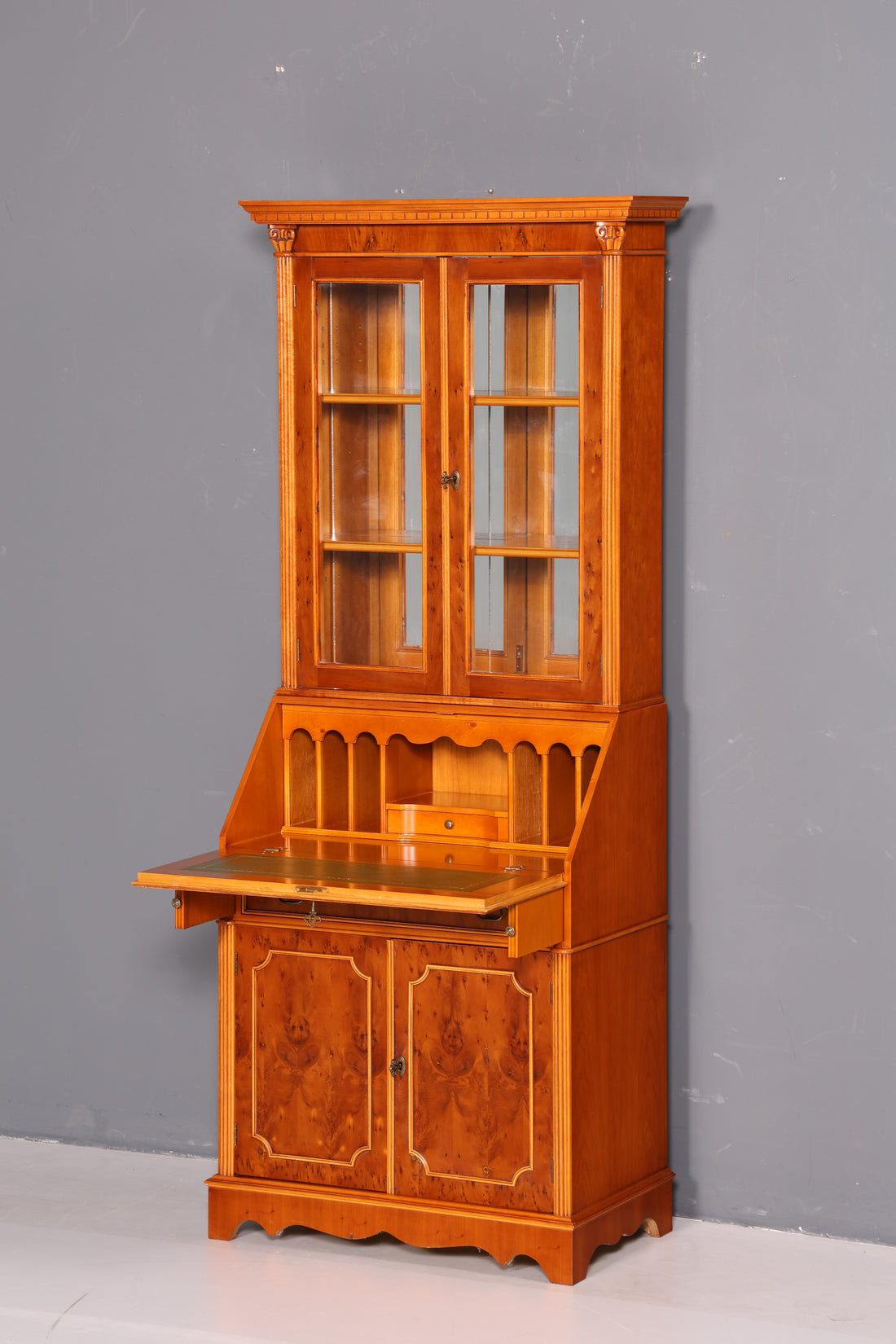 Secrétaire anglais élégant original Heldense, secrétaire à poser en if, vitrine antique des années 60, armoire de bureau UK