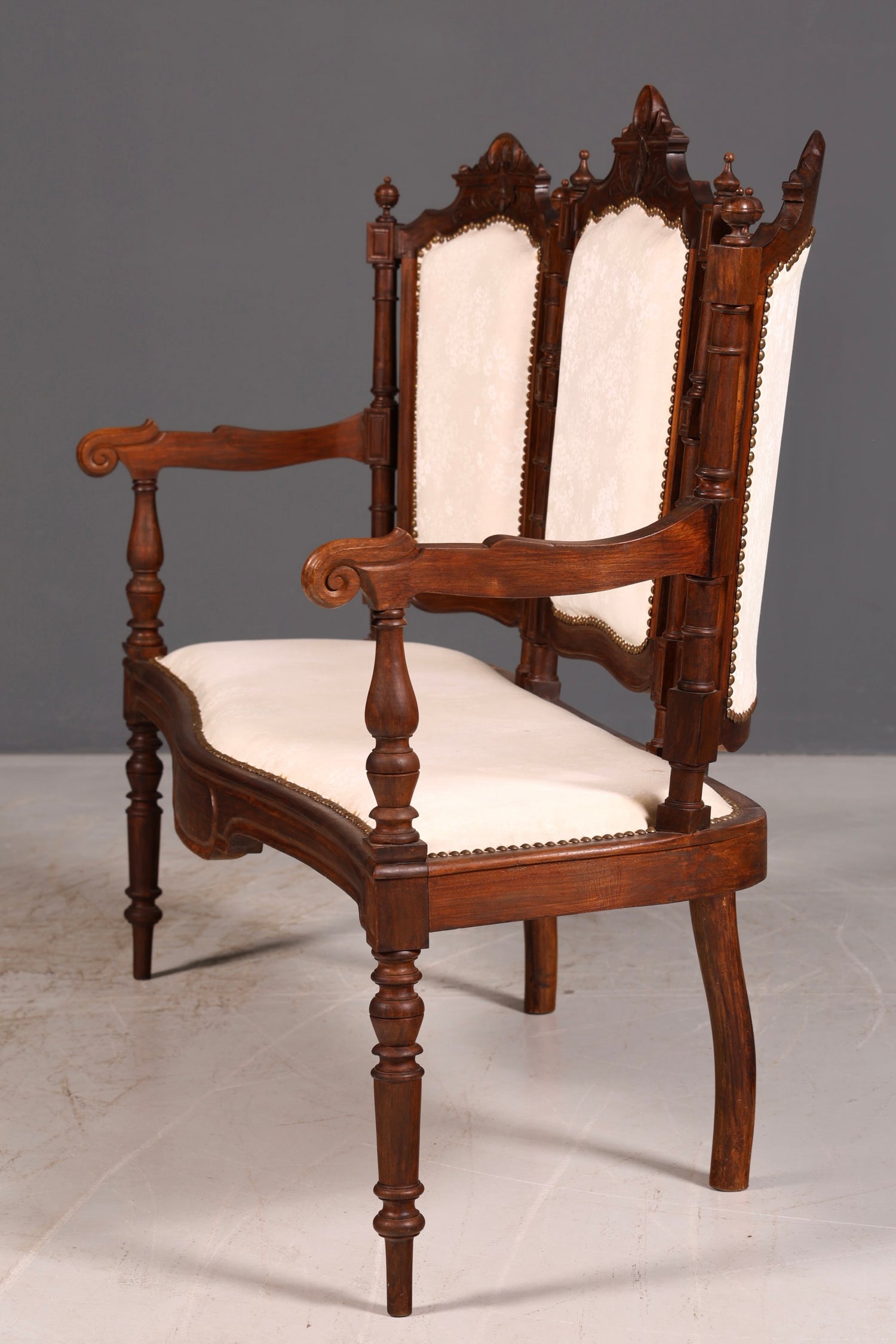Élégante banquette néorenaissance, canapé ancien de l’époque Gründerzeit, banquette rembourrée, banquette de salon