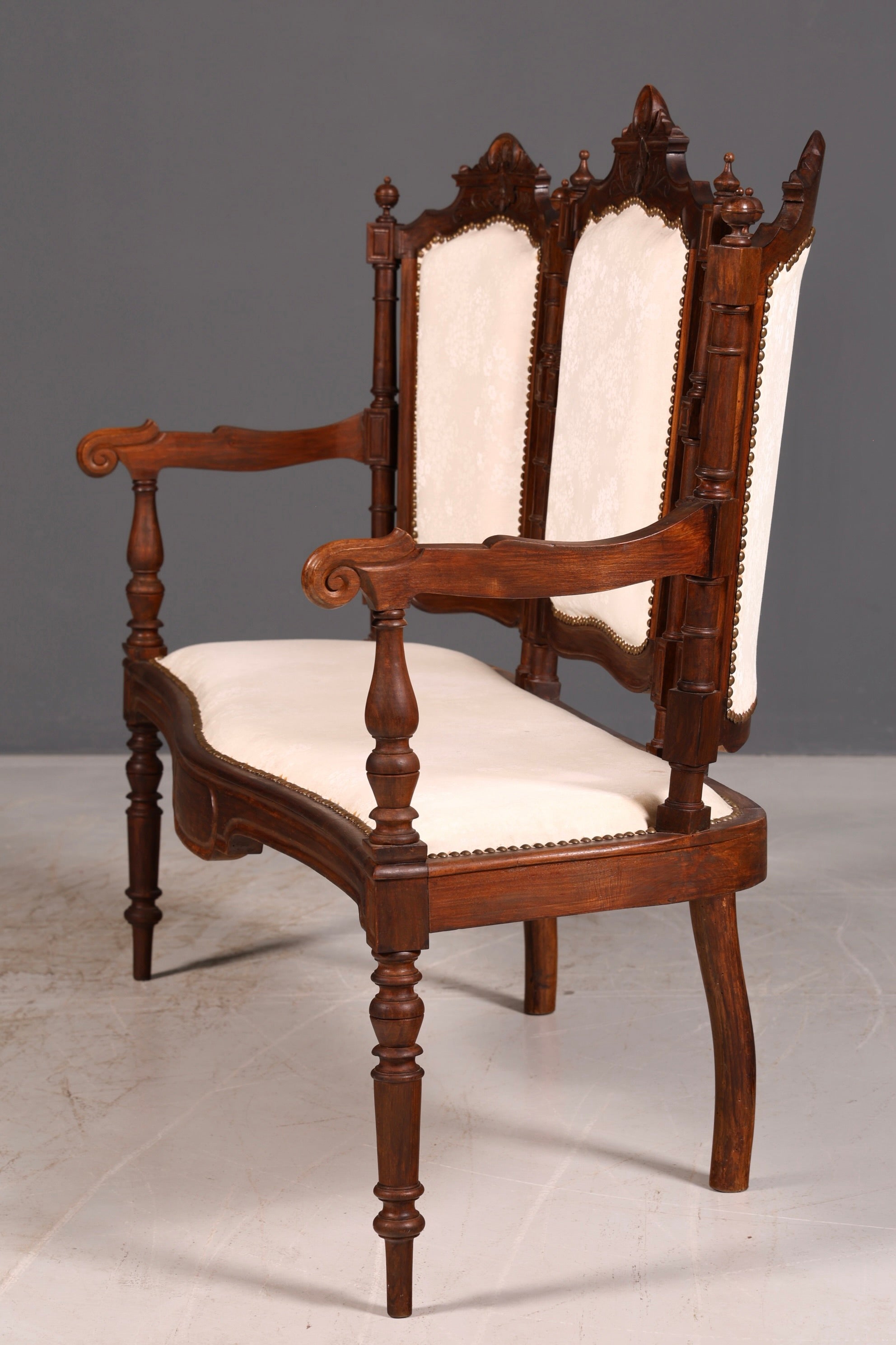 Élégante banquette néorenaissance, canapé ancien de l’époque Gründerzeit, banquette rembourrée, banquette de salon