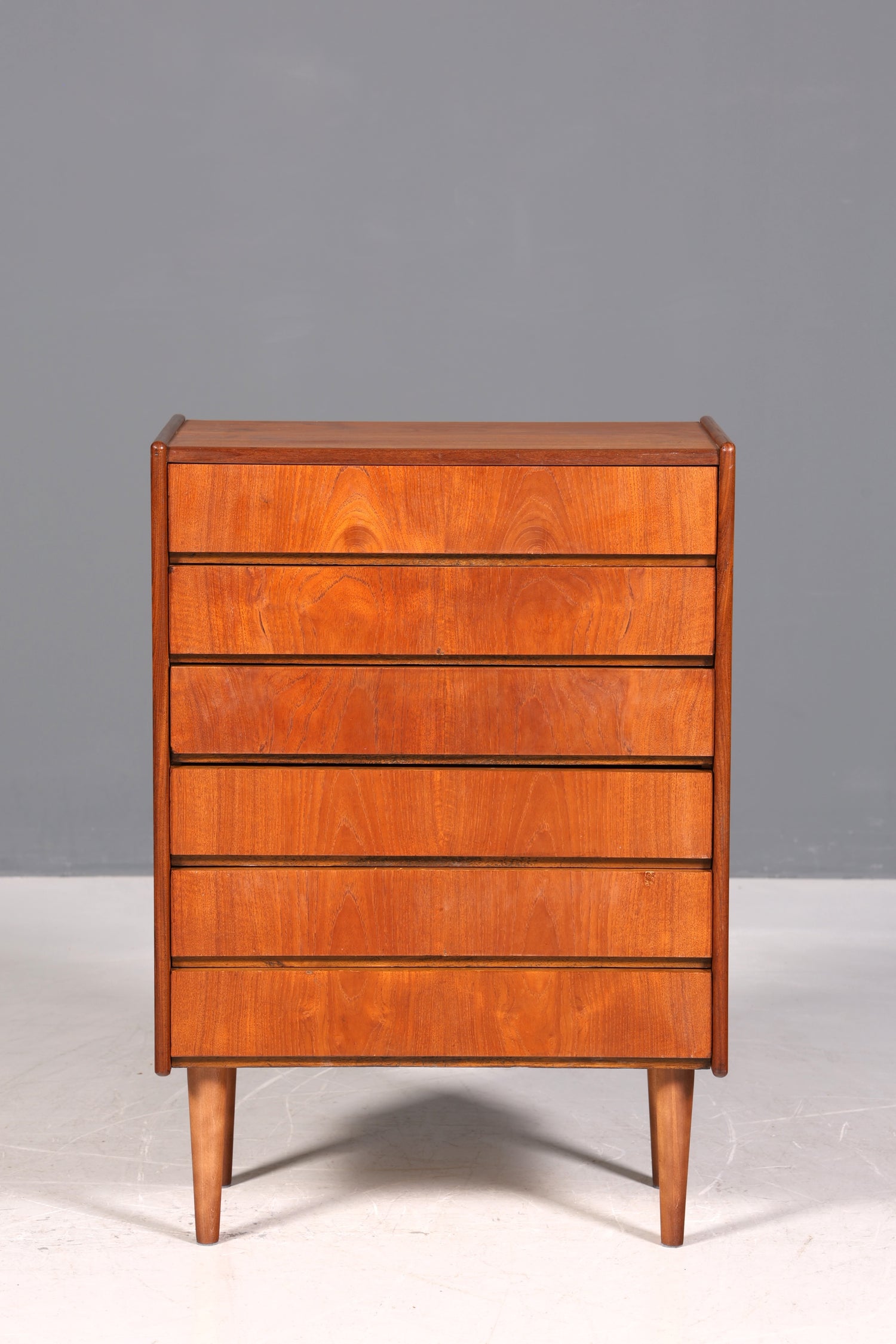 Magnifique commode vintage des années 60/70, design danois, style années 60/70.