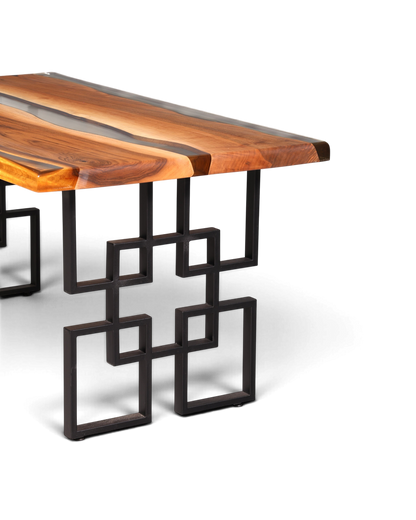 Hauptstadt Möblerei Nussbaum River Table mit klarem Epoxidharz und geometrischem schwarzem Metallgestell