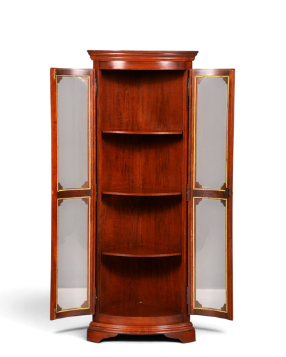 Hauptstadt Möblerei Selva Eckvitrine aus massivem Holz im antiken Stil mit Glastüren und drei Regalböden