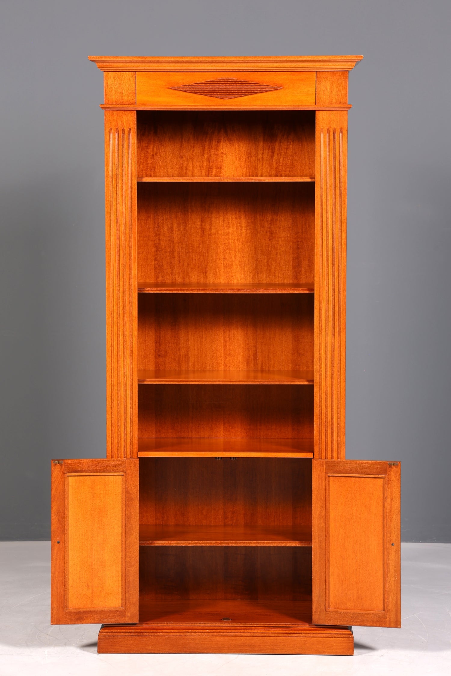Magnifique bibliothèque de style anglais, meuble en bois de cerisier, rangement pour livres ancien des années 1960