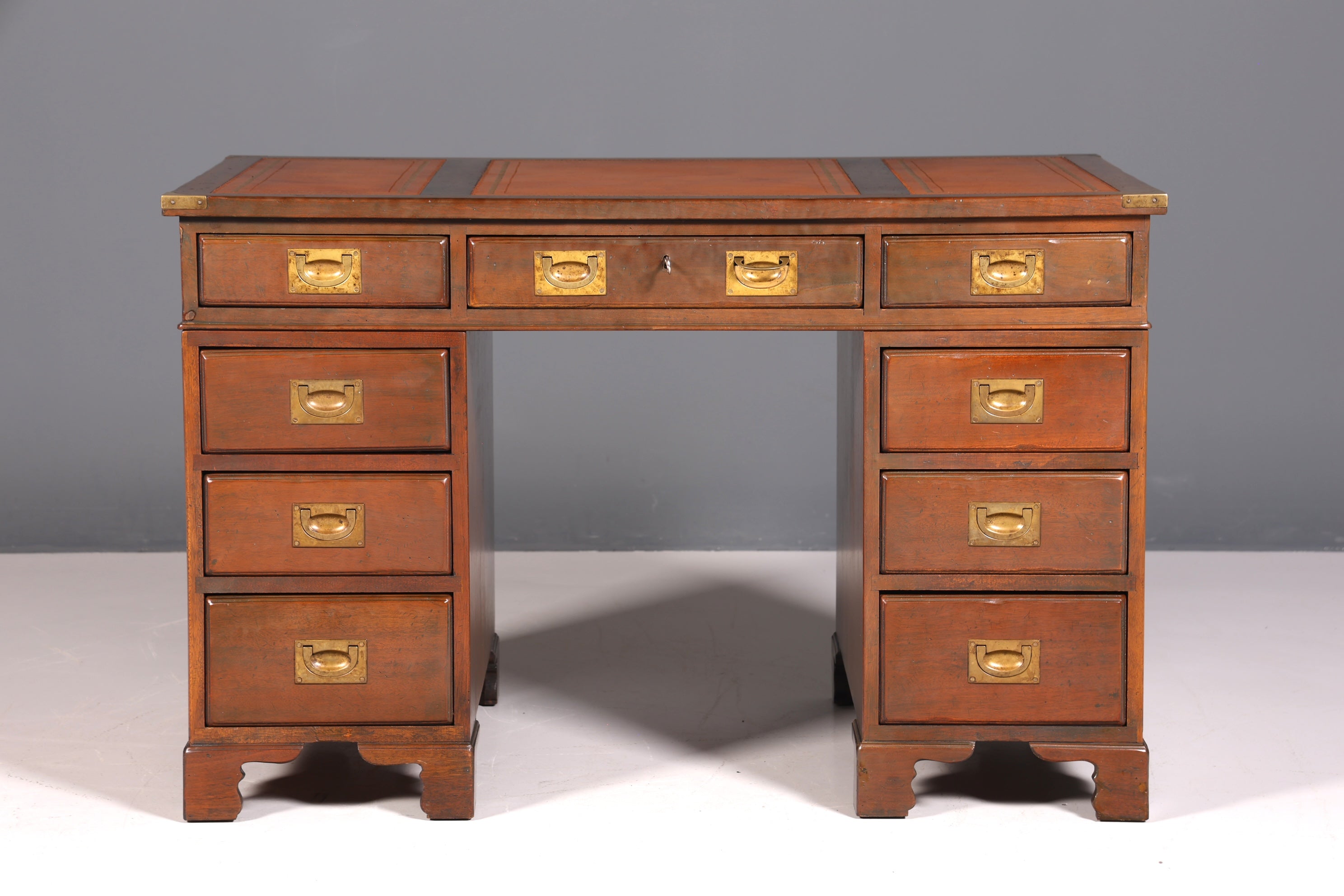 Bureau maritime onirique, bureau militaire anglais, table de bureau avec plateau en cuir véritable