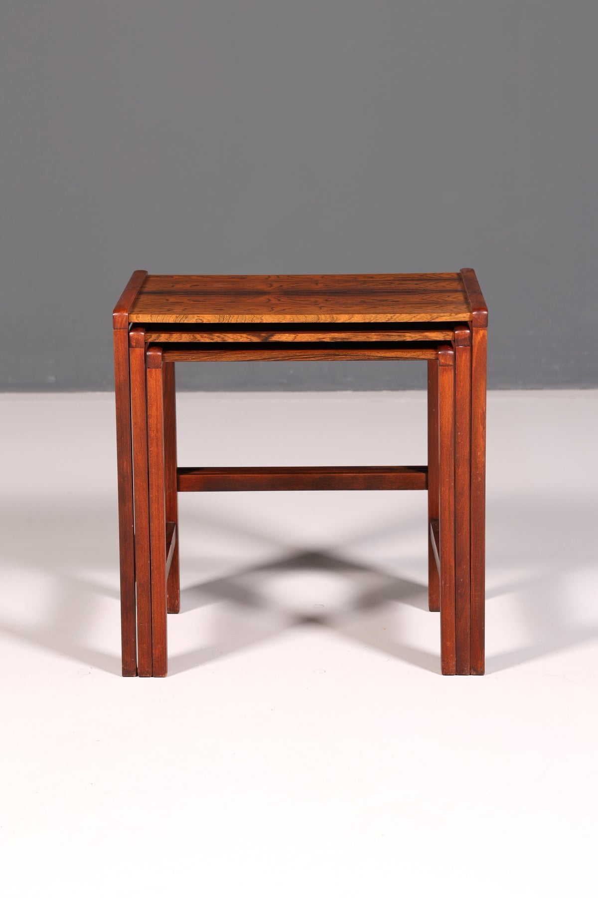 Ensemble de tables Filigranes du milieu du siècle, tables basses en palissandre, lot de 3 tables gigognes vintage, tables d’appoint découpées au laser