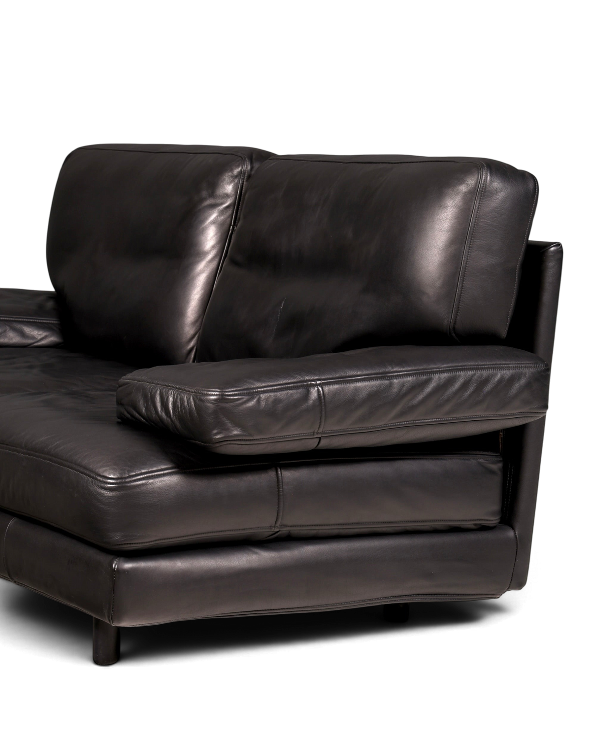 Hauptstadt Möblerei H848 Ledersofa in Schwarz mit gepolsterten Armlehnen und modernem Design