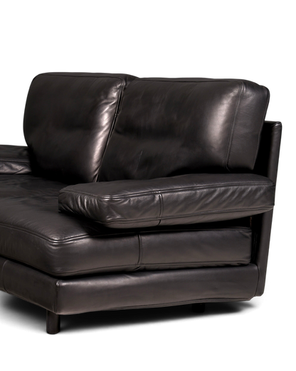 Hauptstadt Möblerei H848 Ledersofa in Schwarz mit gepolsterten Armlehnen und modernem Design