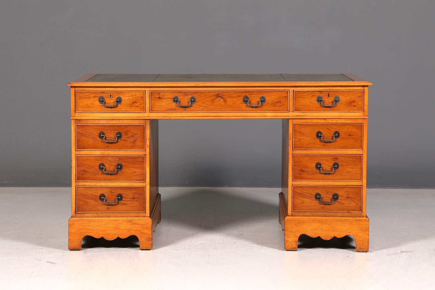 Wunderschöner Englischer Schreibtisch Eibe Echt Lederauflage Antik Stil Bürotisch Desk Office Schreibtisch Vintage