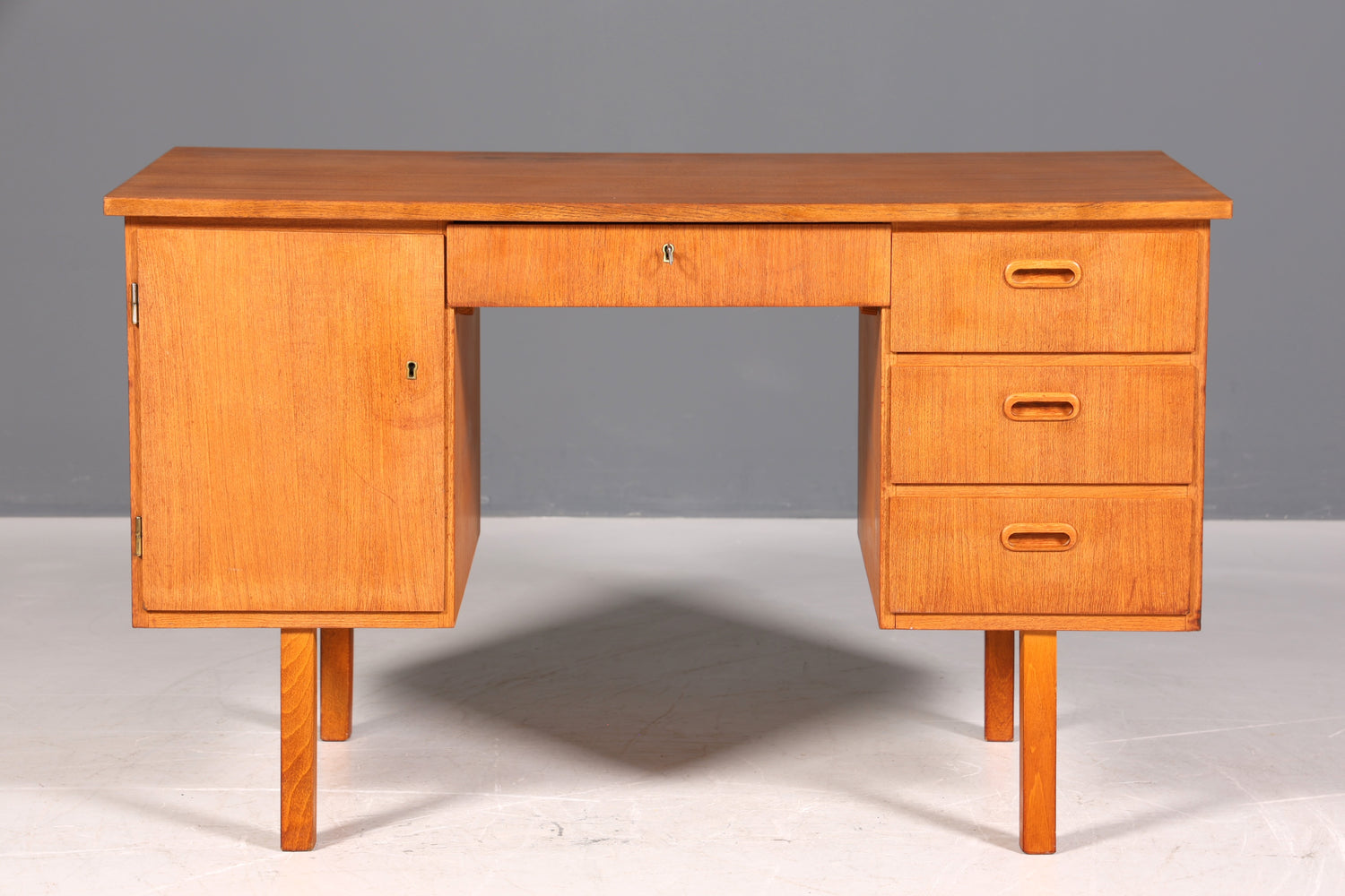 Magnifique bureau vintage de style danois, design des années 50, en bois de teck.