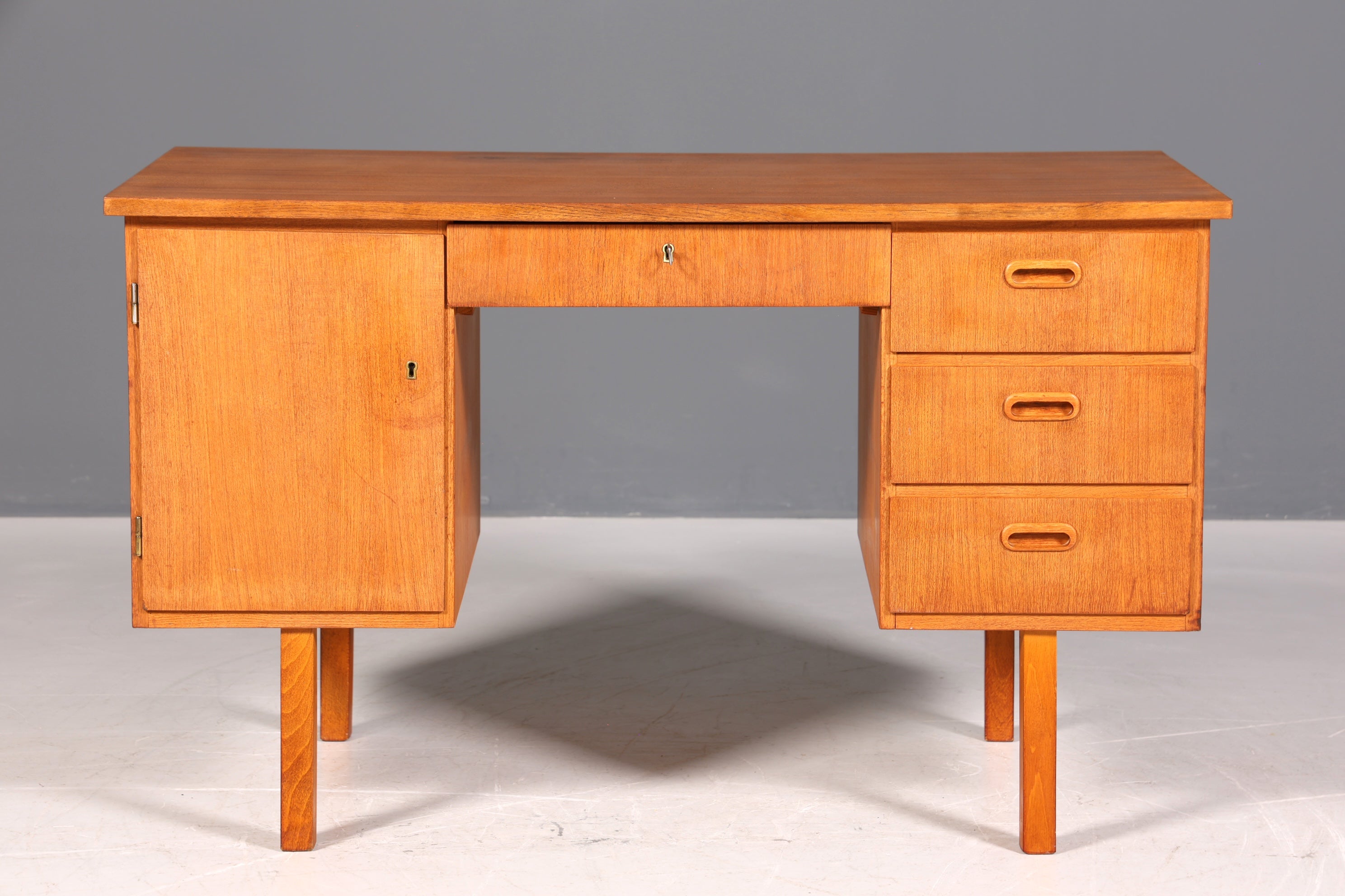 Magnifique bureau vintage de style danois, design des années 50, en bois de teck.