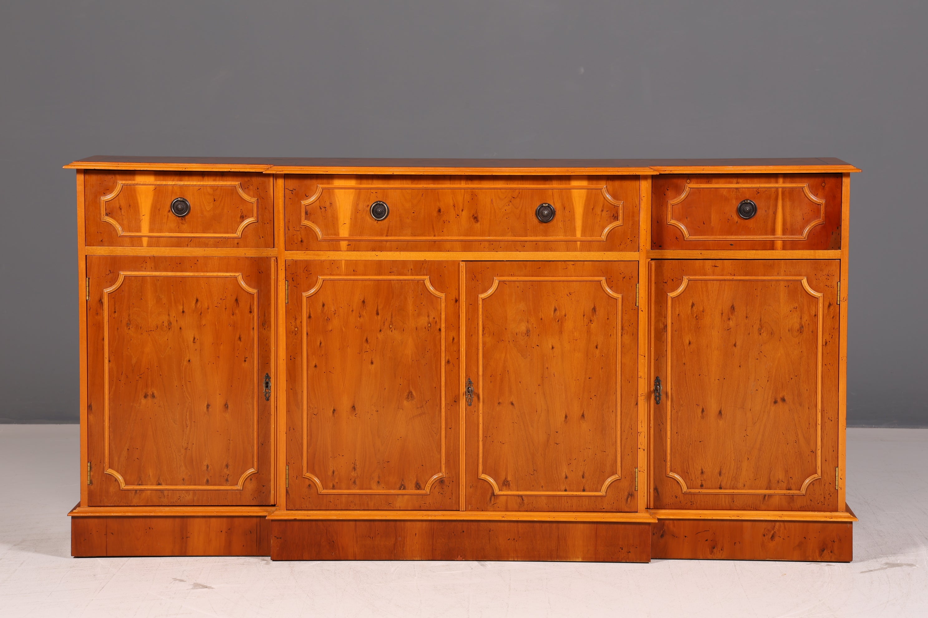 Wunderschönes Englisches Sideboard Eibe Schrank Antik Stil 60er Buffetschrank Kommode Anrichte Vintage