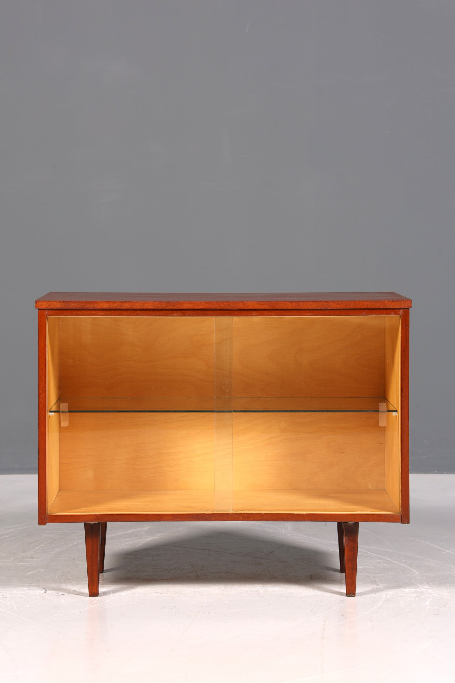 Magnifique vitrine vintage du milieu du siècle, bibliothèque rétro.