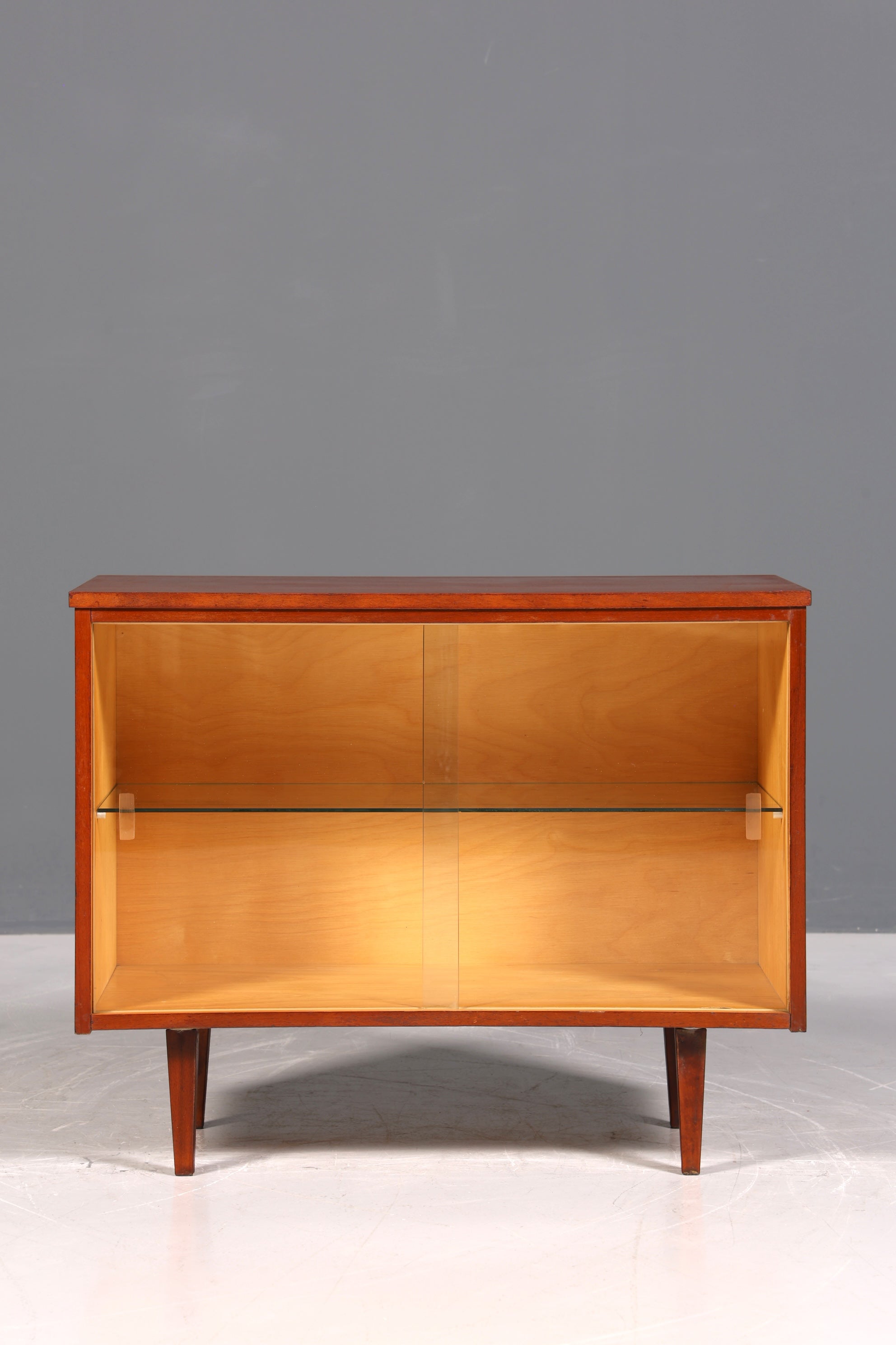 Magnifique vitrine vintage du milieu du siècle, bibliothèque rétro.