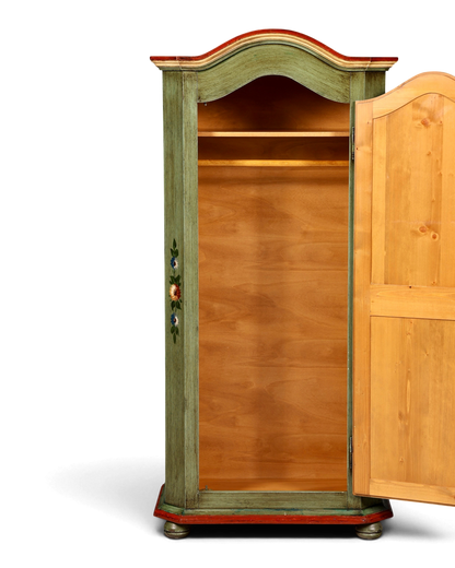 Hauptstadt Möblerei Kleiderschrank aus Holz in Grün mit handbemalten Blumenmotiven und rotem Akzent am Kranz