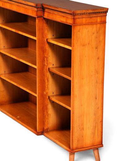 Hauptstadt Möblerei H960 Bücherregal aus hellem Holz mit klassischem Design und stabilen Standbeinen