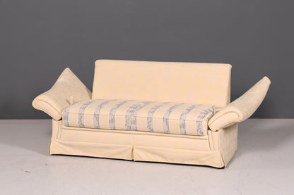 Wunderschönes Landhaus Sofa mit Hocker Englischer Stil Creme 2-Sitzer Couch Stoff Polstersofa Landhausstil Zweisitzer