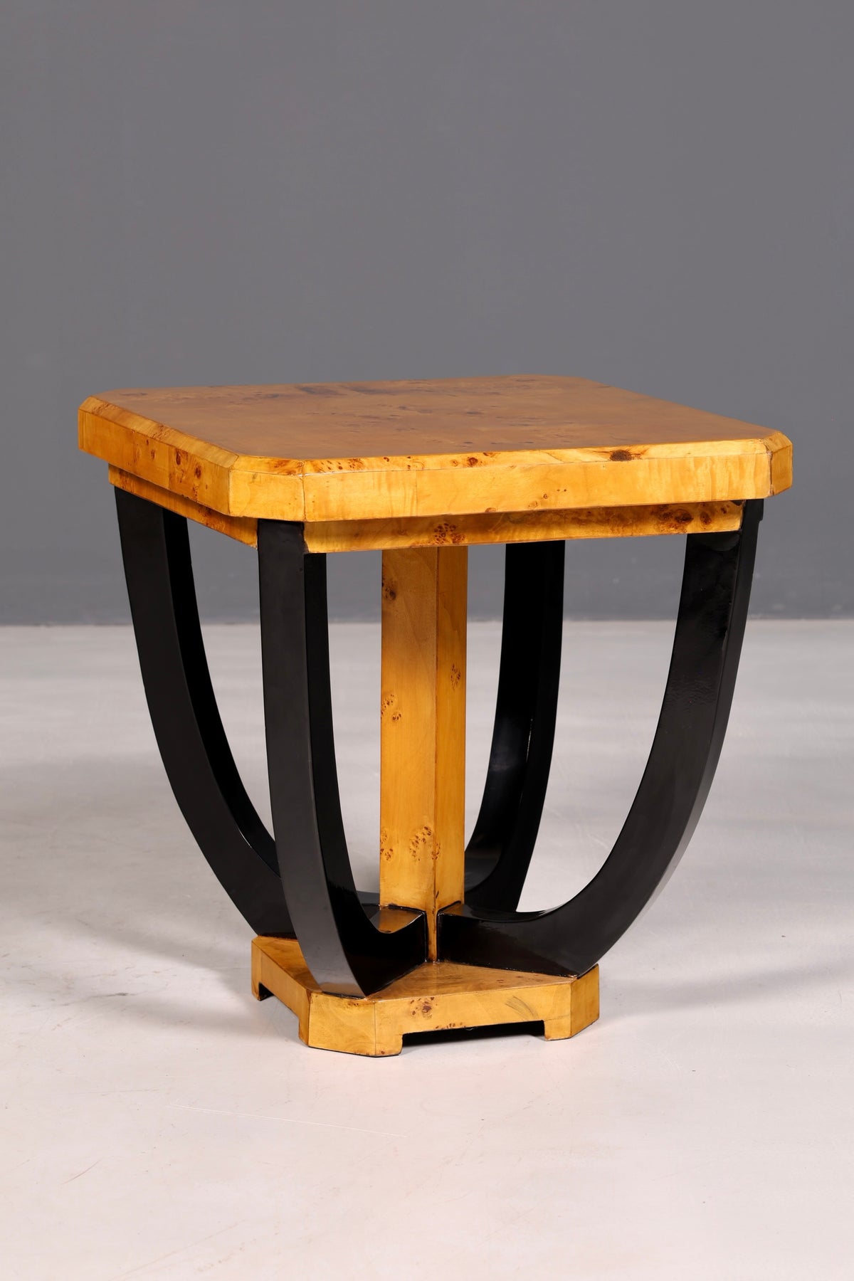 Table élégante de style Art déco, table basse de luxe, table d’appoint Biedermeier en bouleau