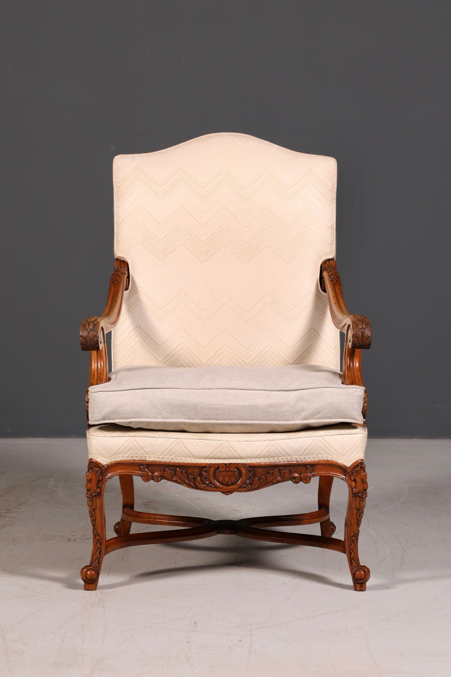 Élégant fauteuil Louis Philippe à accoudoirs de l’époque Gründerzeit, fauteuil ancien rembourré, 1 sur 2