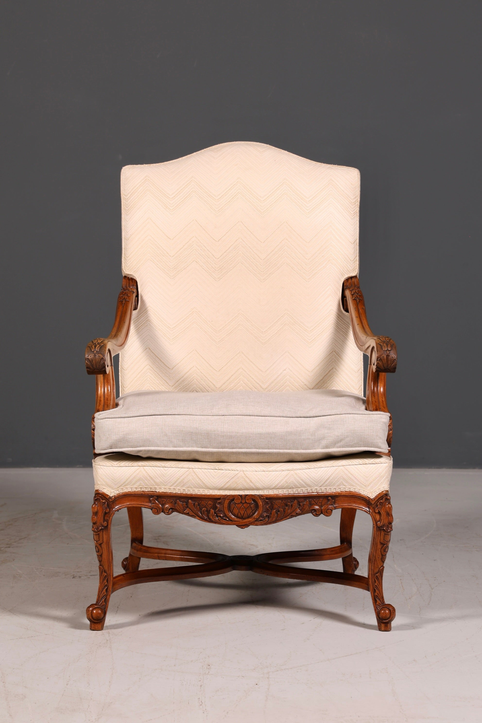 Élégant fauteuil Louis Philippe à accoudoirs de l’époque Gründerzeit, fauteuil ancien rembourré, 1 sur 2