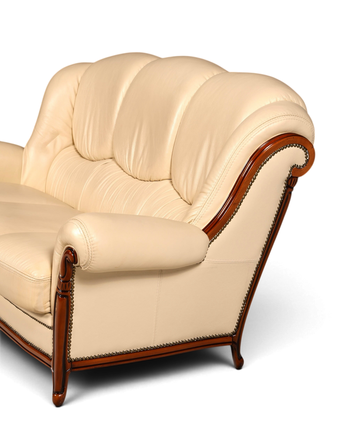 Hauptstadt Möblerei H898 Sofa in Creme mit hochwertigem Lederbezug, dunklem Holzrahmen und dekorativen Ziernägeln