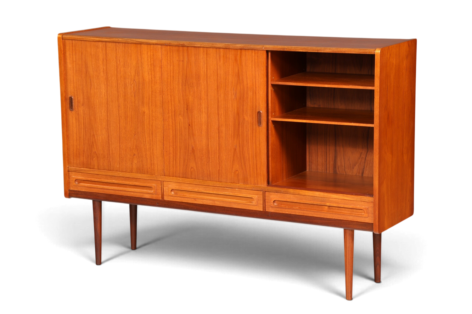 Hauptstadt Möblerei Mid Century Highboard aus Teakholz mit Schiebetüren und offenen Regalfächern im Danish Design