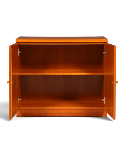 Hauptstadt Möblerei H837 Sideboard aus warmem Holz mit zwei offenen Türen und einem Einlegeboden