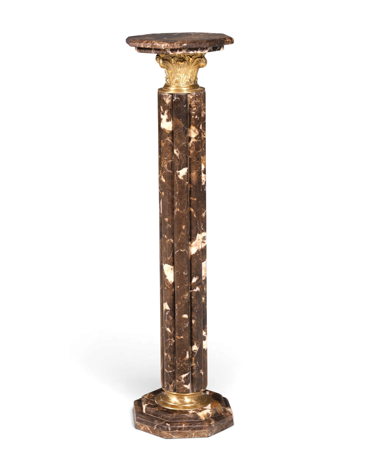 Hauptstadt Möblerei Barock-Säule aus braunem Marmor mit goldenen Verzierungen im Louis XV Stil als Dekosockel