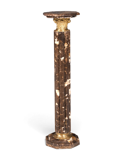 Hauptstadt Möblerei Barock-Säule aus braunem Marmor mit goldenen Verzierungen im Louis XV Stil als Dekosockel