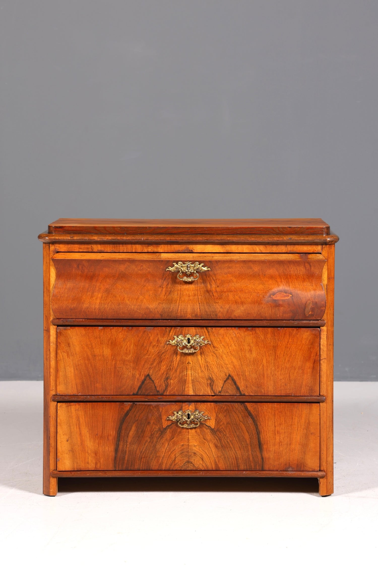 Commode élégante de style Louis-Philippe, en noyer, de style Biedermeier, vers 1890