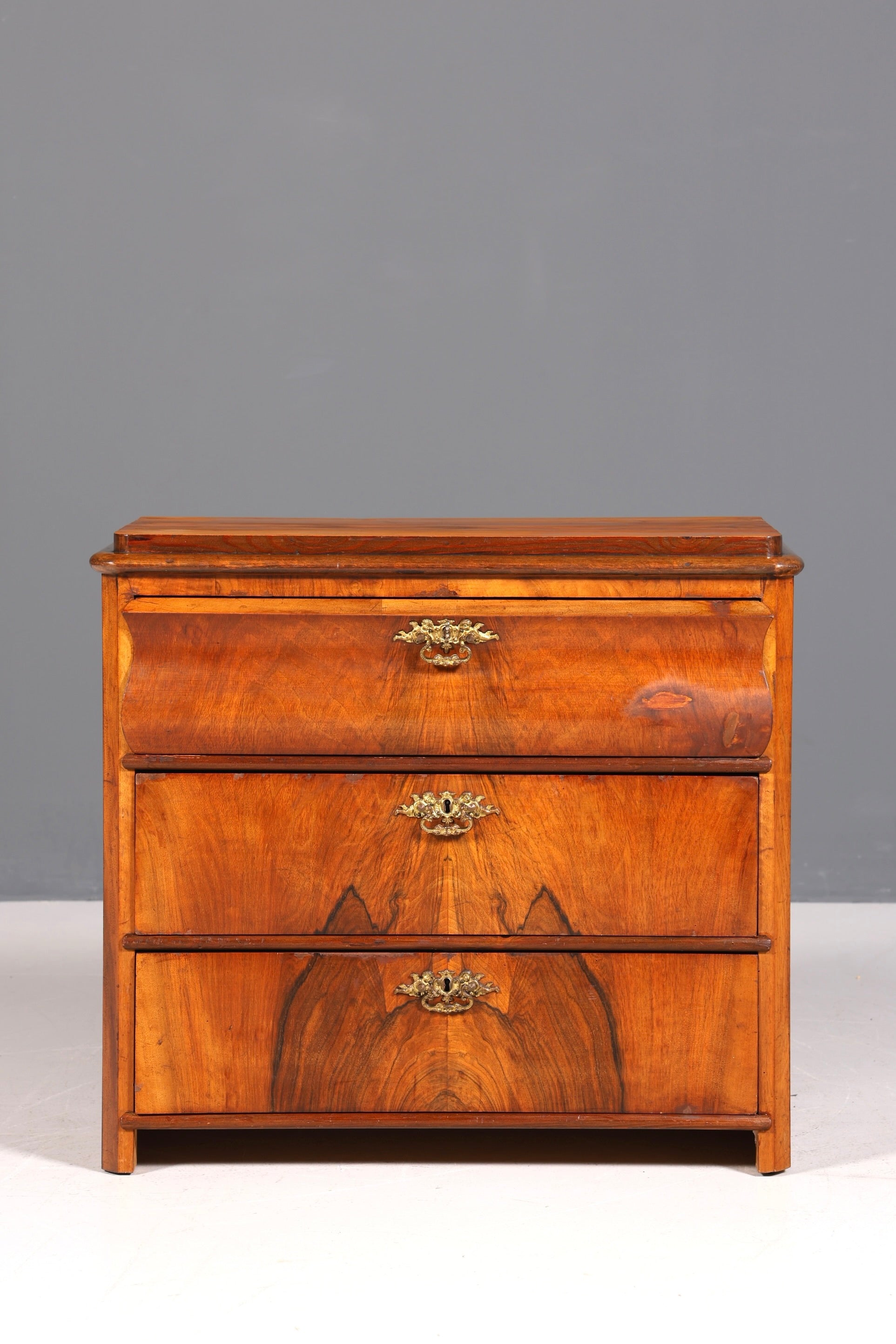 Commode élégante de style Louis-Philippe, en noyer, de style Biedermeier, vers 1890