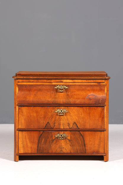 Commode élégante de style Louis-Philippe, en noyer, de style Biedermeier, vers 1890