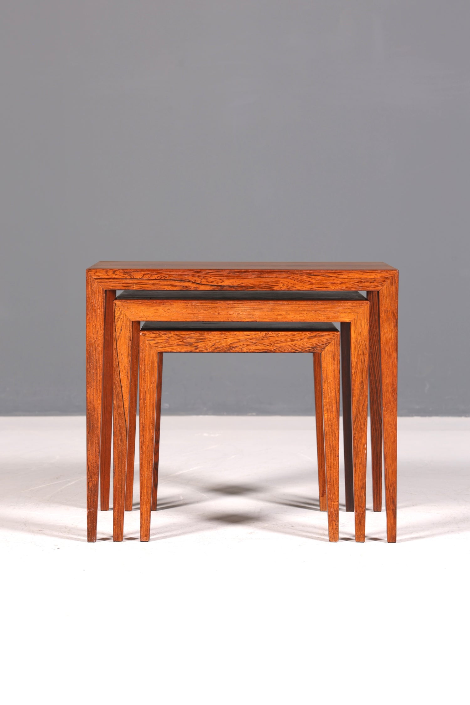 Filigranes Mid Century Tisch Set Designed by Severin Hansen Jr. für Haslev Møbelfabrik Couchtisch Palisander Holz 3er Satz Ablagetisch Beistelltisch