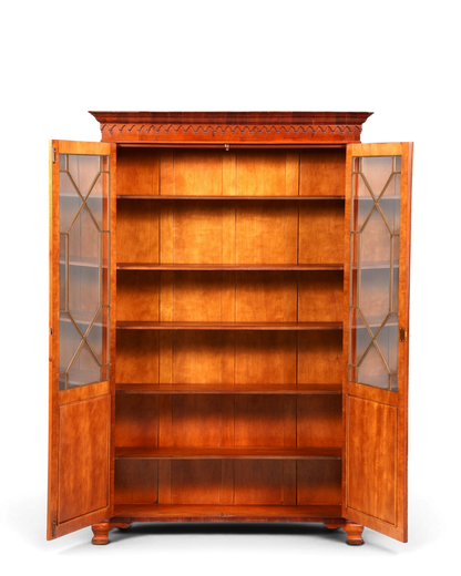 Hauptstadt Möblerei Bevan Funnell Reprodux Bücherschrank aus Eibenholz mit verglasten Türen und Regalböden
