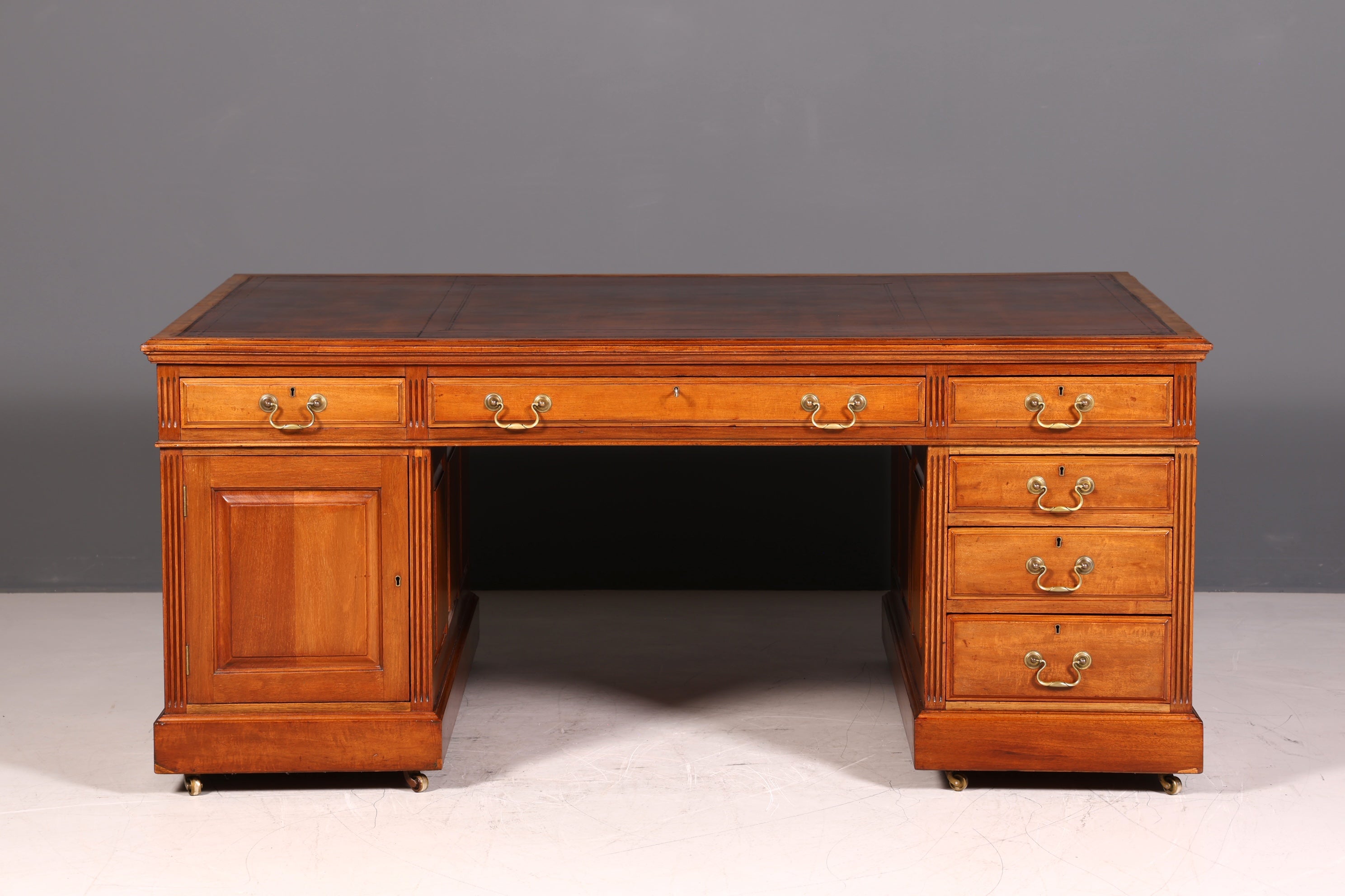 G146 Finish cm Wunderschöner Englischer Schreibtisch echt Lederauflage Bürotisch Antik Stil Office Desk