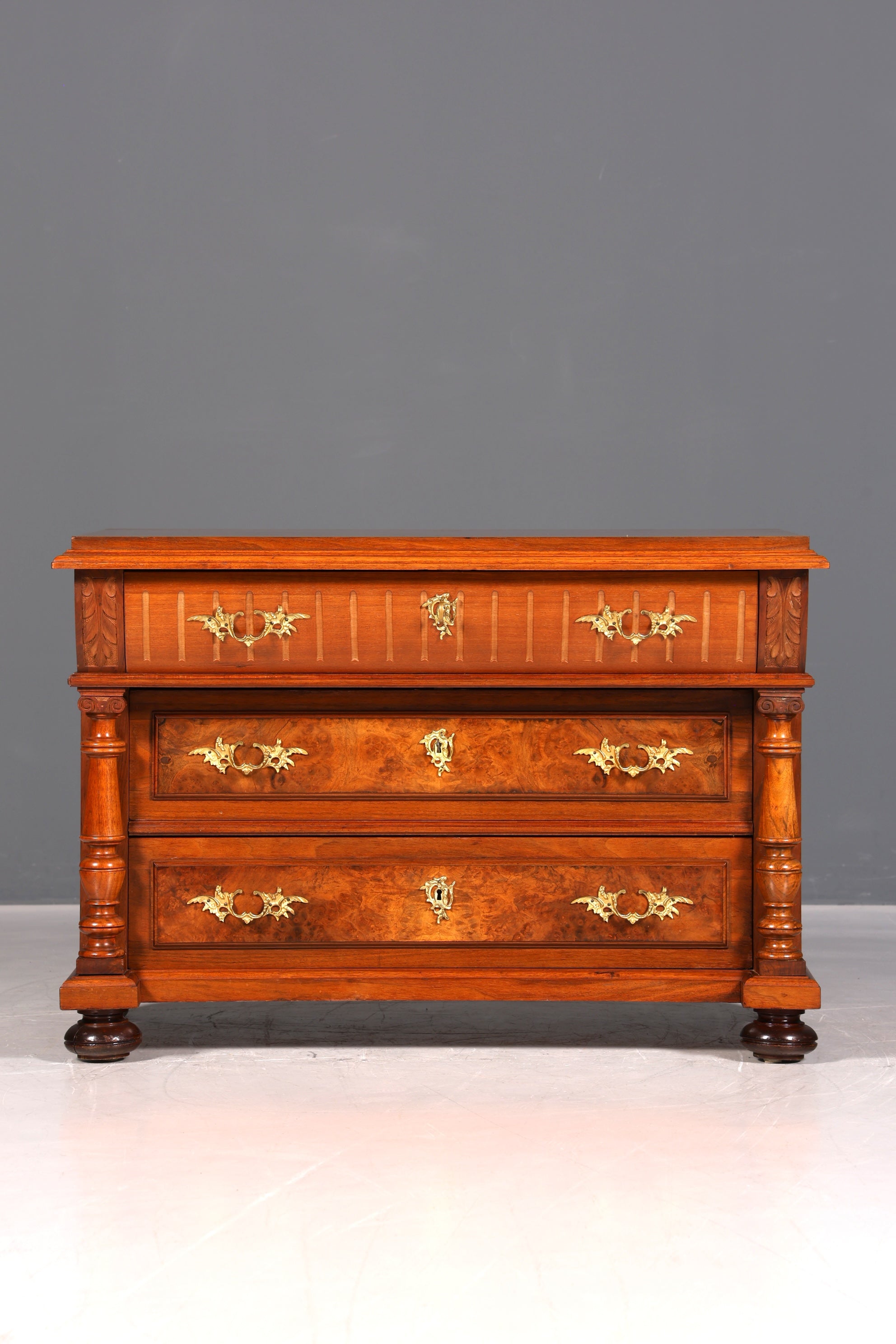 Élégante commode Gründerzeit (fin du XIXe siècle), style Louis Philippe, en noyer, buffet, vers 1880.